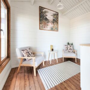 Kitchenette in a tinyhouse and sitting area